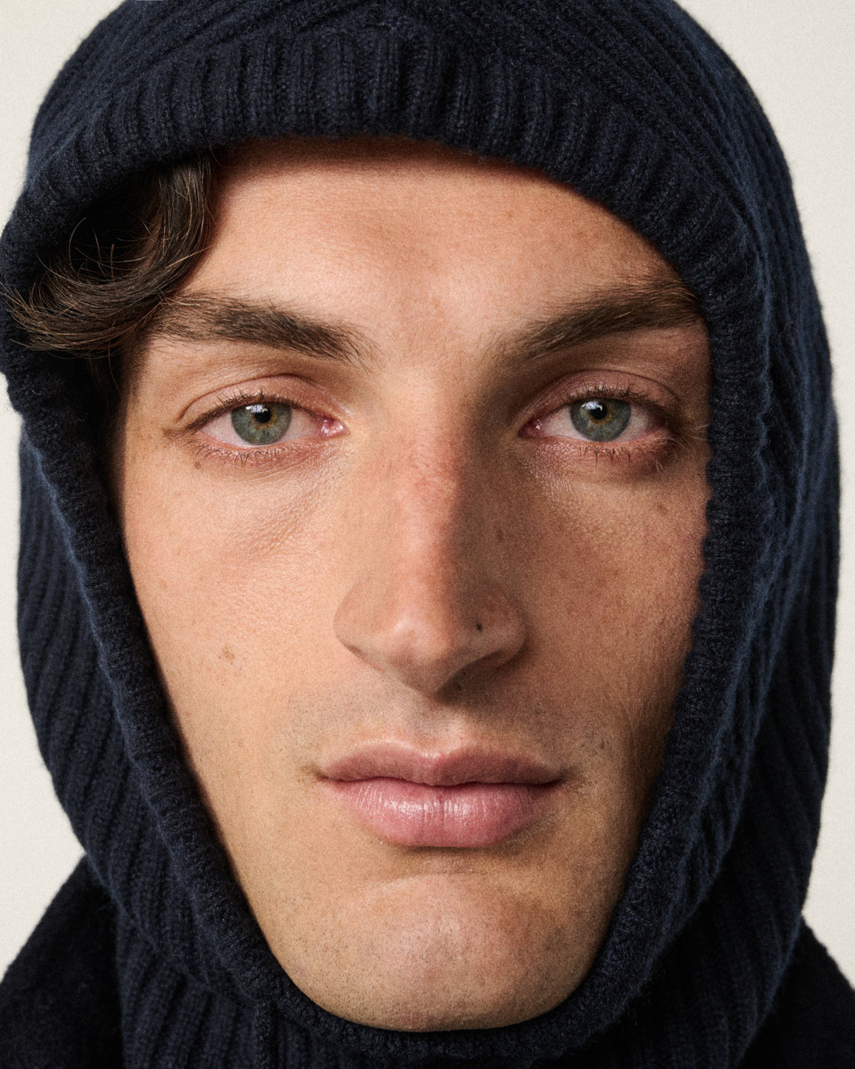 close-up of a man wearing the navy ribbed cashmere snood hood